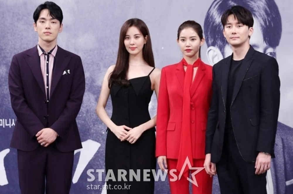 Sự khác biệt khó hiểu giữa hai cặp đôi trong phim Time