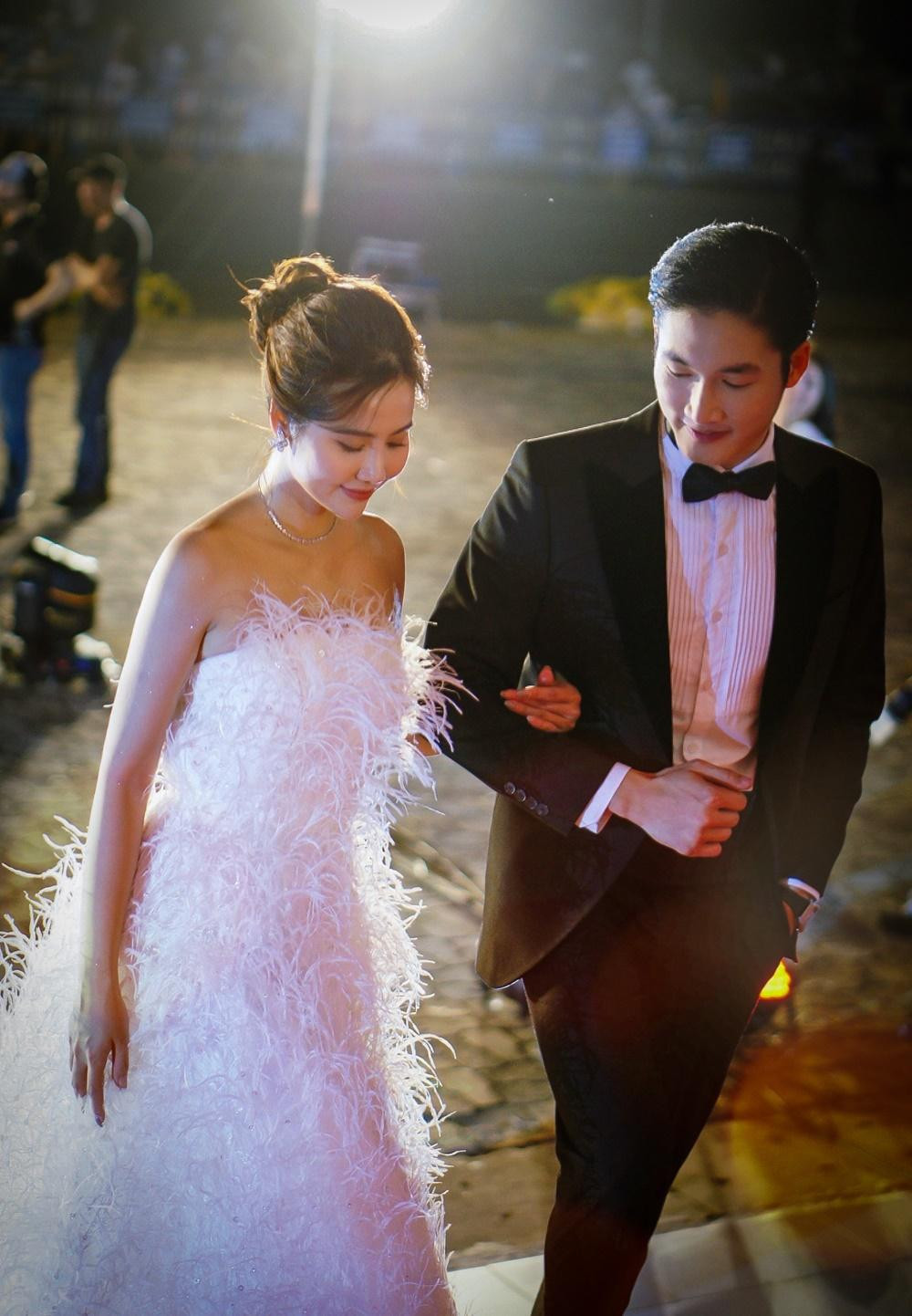 Hương Giang lẻ bóng ở lễ trao giải trong khi Đình Tú đi cùng Huyền Lizzie