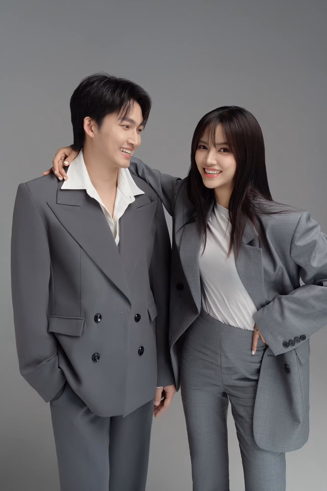 Hai người còn chụp bộ ảnh ngọt ngào.