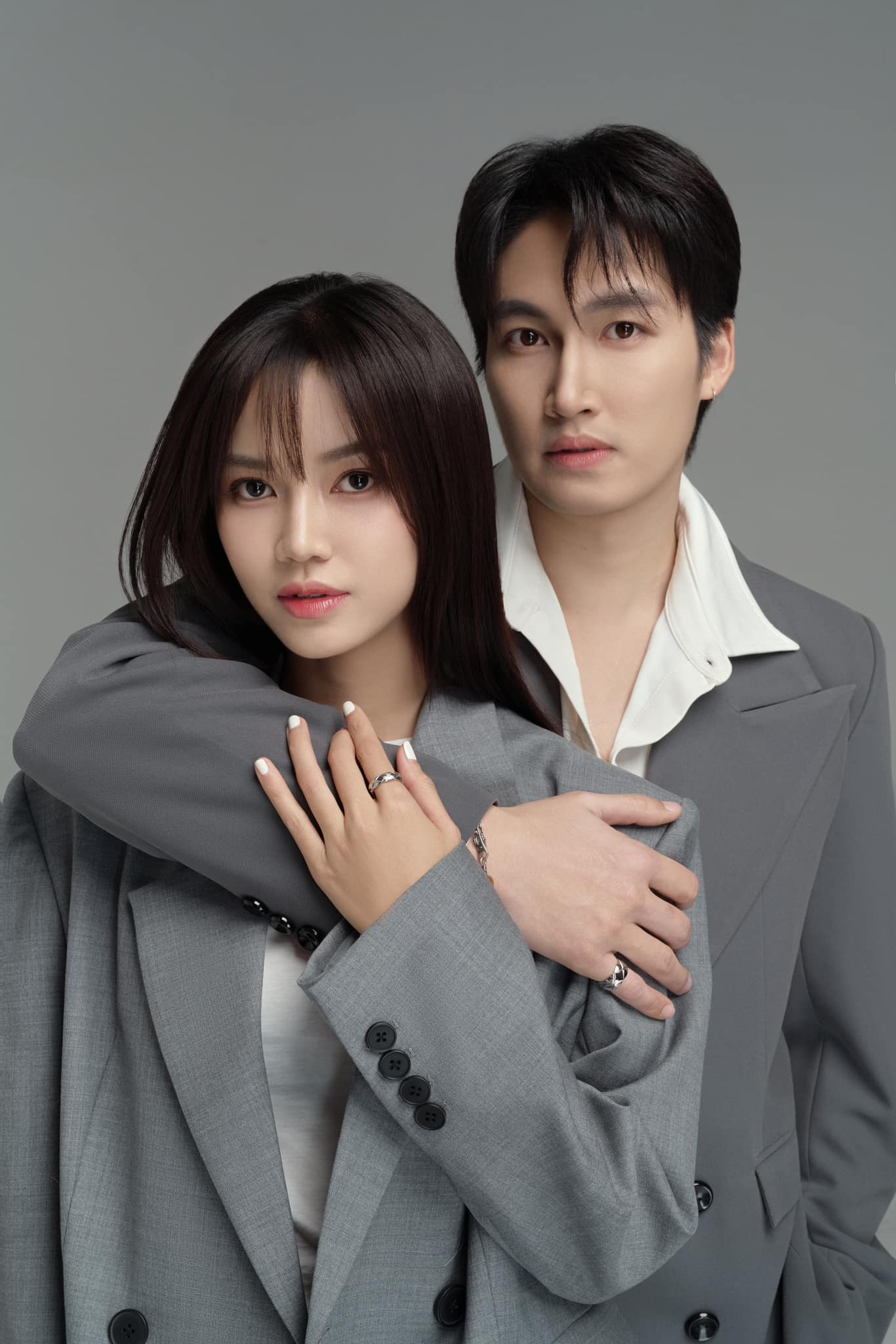 Hai người còn chụp bộ ảnh ngọt ngào. Hai người còn chụp bộ ảnh ngọt ngào.