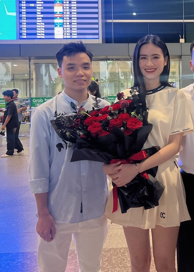 Anh Kiệt và Ý Nhi vẫn gắn bó dù yêu xa. Anh Kiệt và Ý Nhi vẫn gắn bó dù yêu xa.