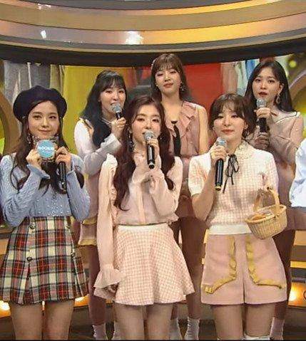 Jisoo đứng cạnh nhóm Red Velvet cũng rất hợp