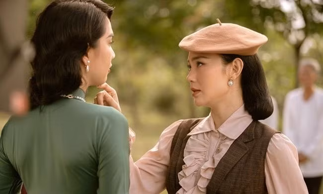 Đó là vì phim "Chị Chị Em Em 2" đã bị quay lén và tung lên mạng