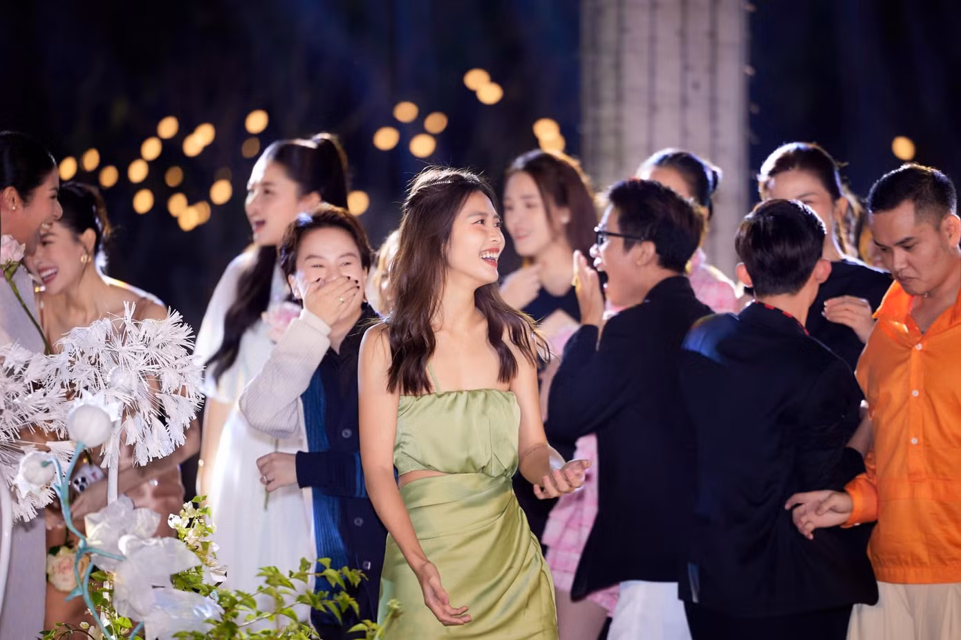 Khả Ngân vui chơi hết mình mà không có Thanh Sơn bên cạnh. Khả Ngân vui chơi hết mình mà không có Thanh Sơn bên cạnh.