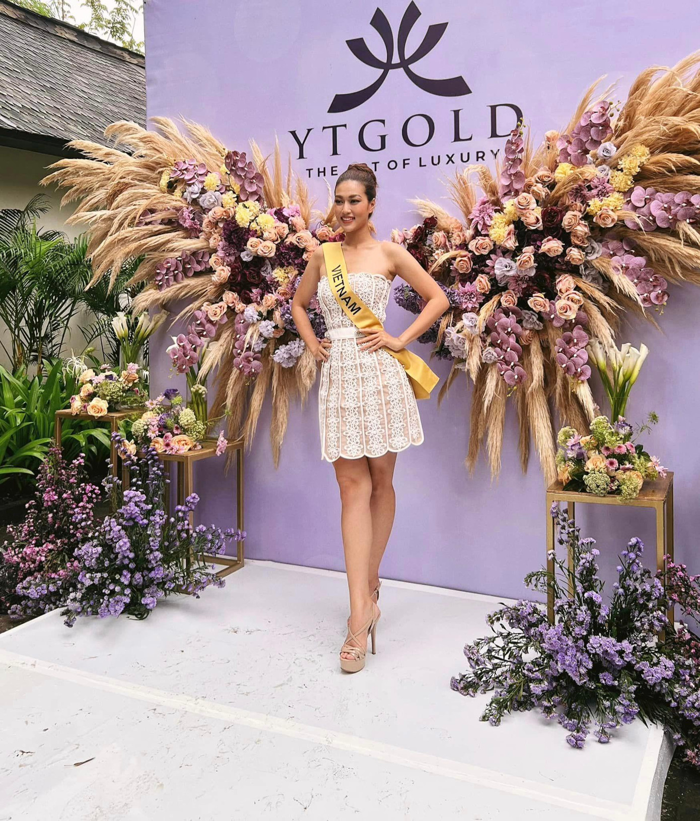 Thiên Ân tạo dáng khéo léo để che bàn chân bị thương. Thiên Ân tạo dáng khéo léo để che bàn chân bị thương.