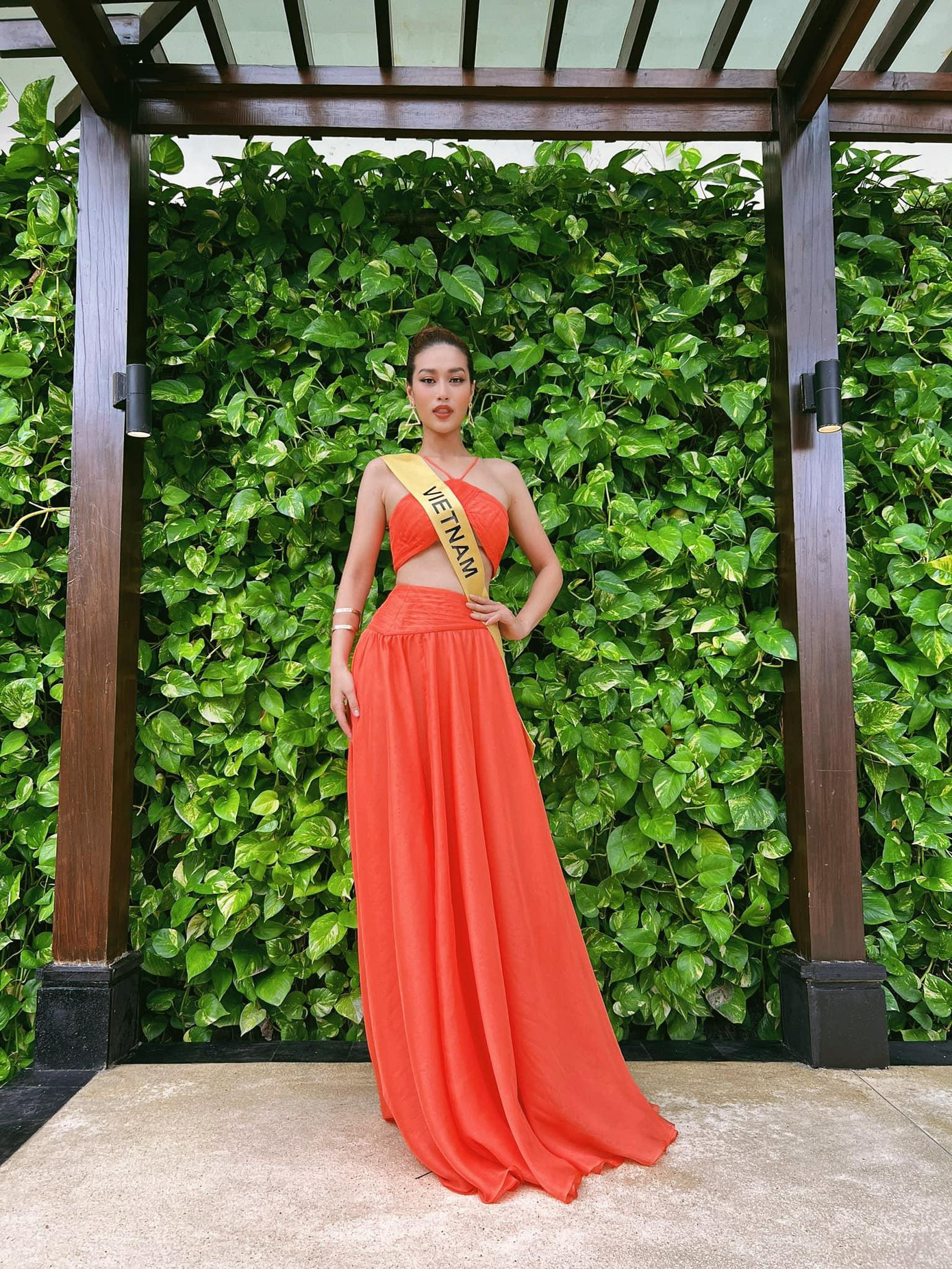 Trang phục phủ kín chân cũng được Thiên Ân ưu tiên sử dụng. Trang phục phủ kín chân cũng được Thiên Ân ưu tiên sử dụng.