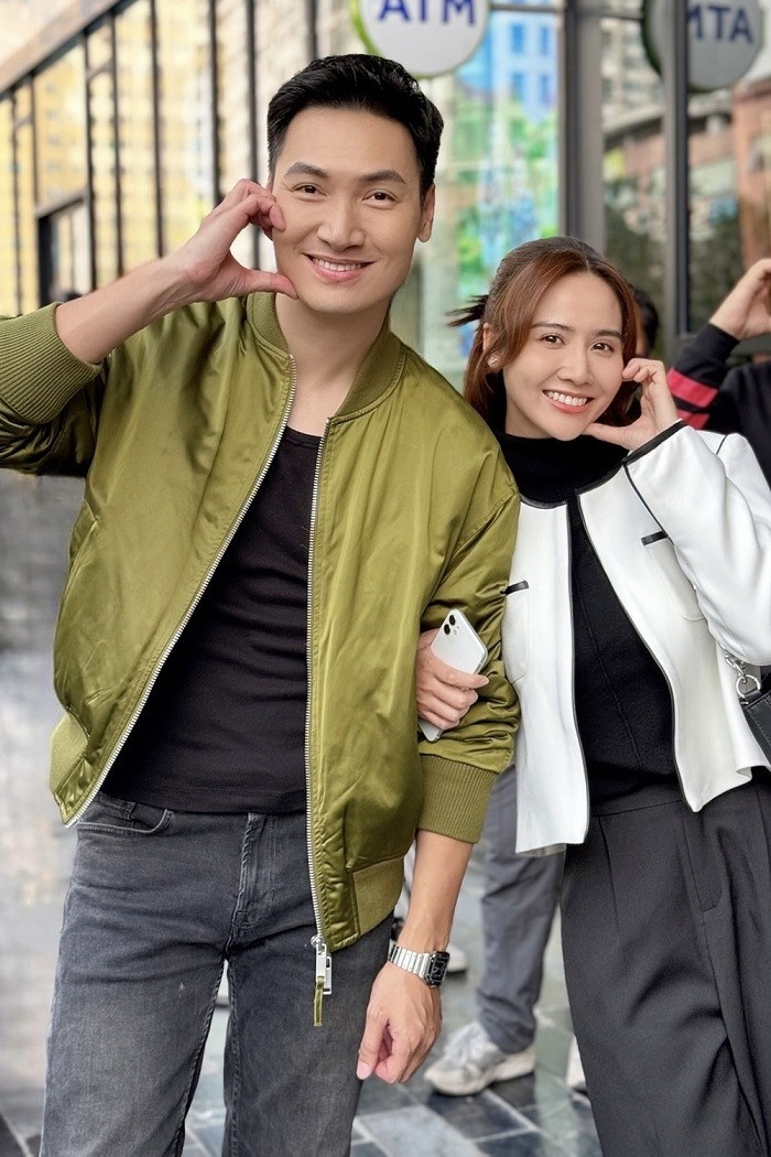 Mạnh Trường, Huyền Lizzie bị cho là quá tuổi đóng phim ngôn tình. Mạnh Trường, Huyền Lizzie bị cho là quá tuổi đóng phim ngôn tình.