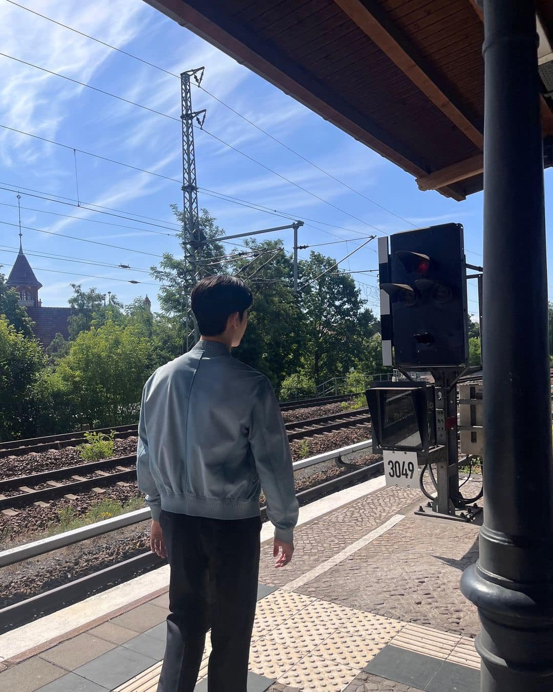 Nam diễn viên có thói quen tiếp tục đăng ảnh sau khi phim kết thúc. Nam diễn viên có thói quen tiếp tục đăng ảnh sau khi phim kết thúc.