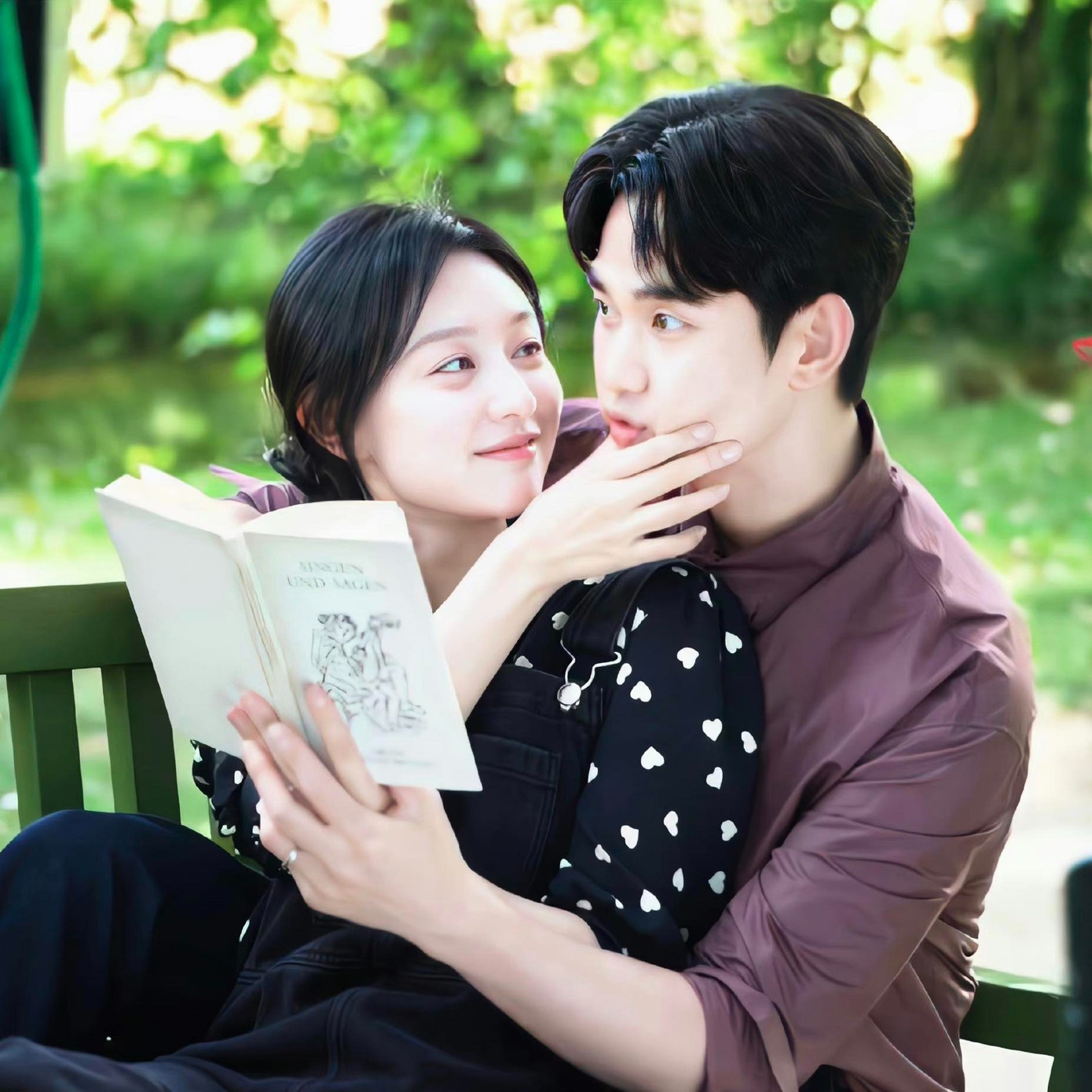 Kim Soo Hyun - Kim Ji Won vướng tin đồn hẹn hò vì diễn quá ăn ý. Kim Soo Hyun - Kim Ji Won vướng tin đồn hẹn hò vì diễn quá ăn ý.