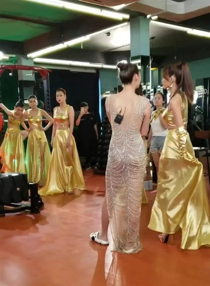 Nàng hậu đang hướng dẫn catwalk cho các thí sinh