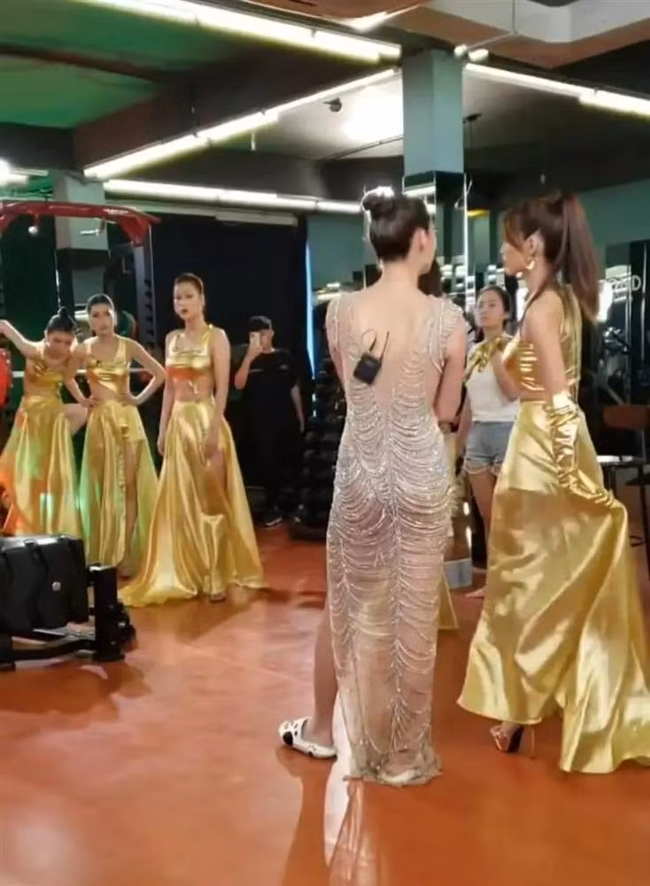Nàng hậu đang hướng dẫn catwalk cho các thí sinh