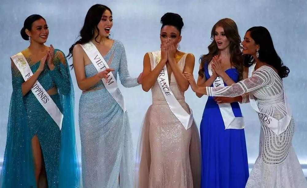 Lương Thùy Linh bên các thí sinh Hoa hậu Thế giới 2019.