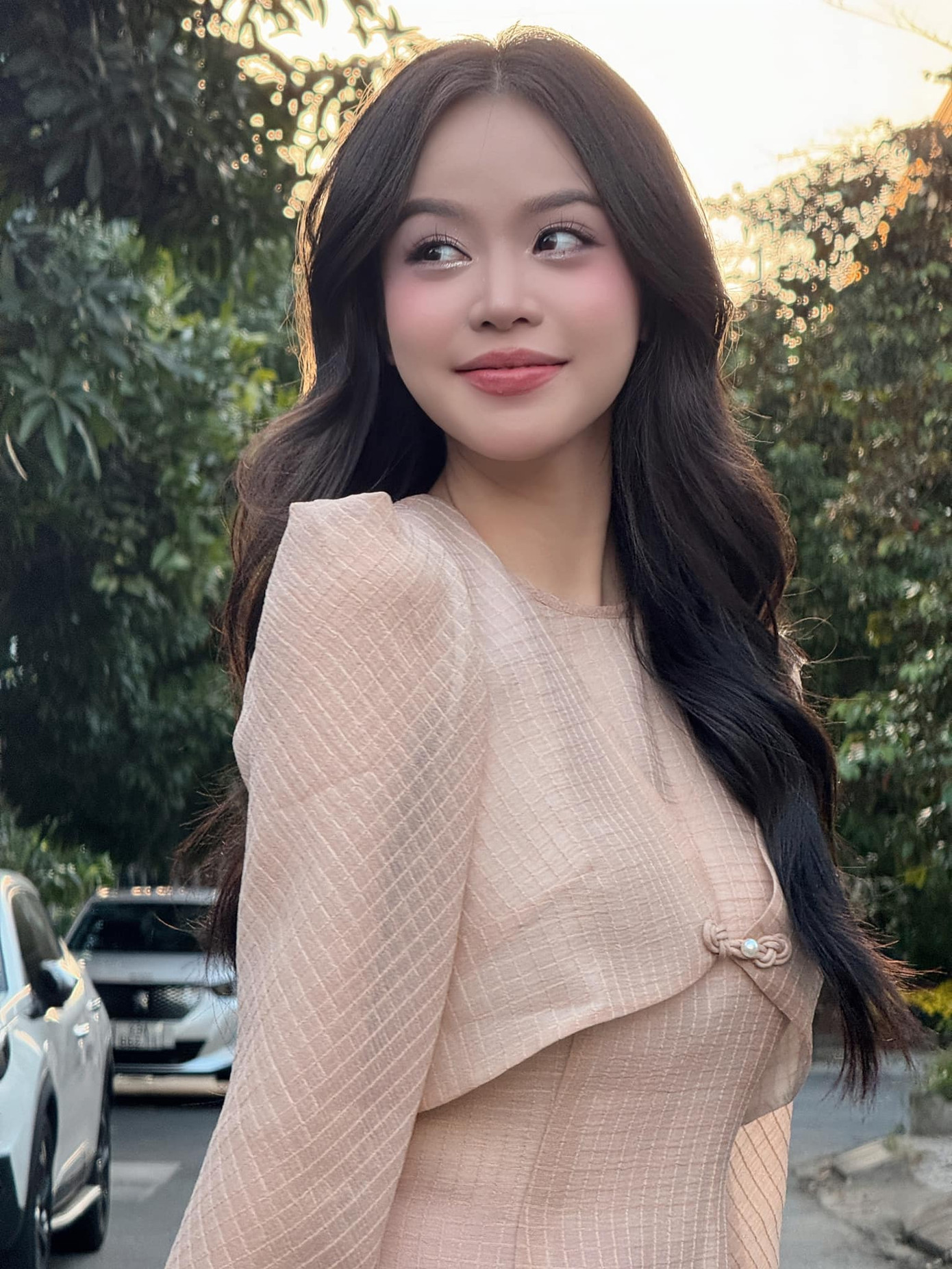 Nàng hậu đang ở Đà Nẵng đón Tết cùng gia đình. Nàng hậu đang ở Đà Nẵng đón Tết cùng gia đình.