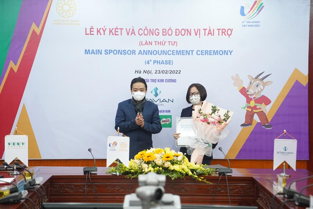 Ông Hoàng Đạo Cương trao chứng nhận Nhà tài trợ Bạch Kim cho bà Trịnh Thị Hiền - Phụ trách Truyền thông phía Bắc Công ty TNHH Nestlé Việt Nam. Ông Hoàng Đạo Cương trao chứng nhận Nhà tài trợ Bạch Kim cho bà Trịnh Thị Hiền - Phụ trách Truyền thông phía Bắc Công ty TNHH Nestlé Việt Nam.