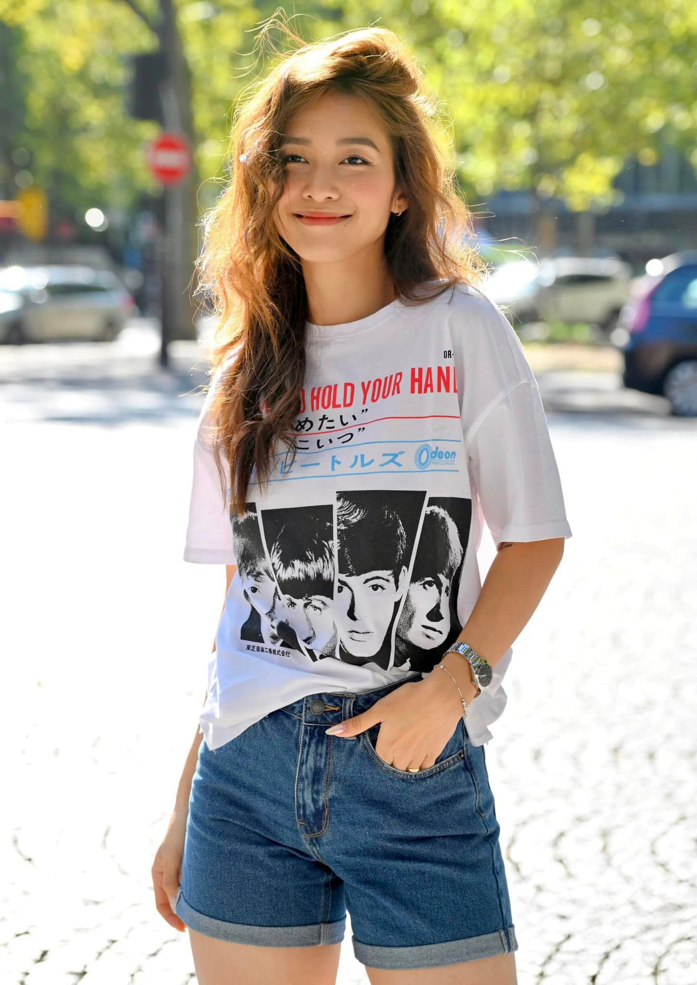 Nhiều khán giả đoán rằng Khả Ngân tự viết tấm thiệp này.