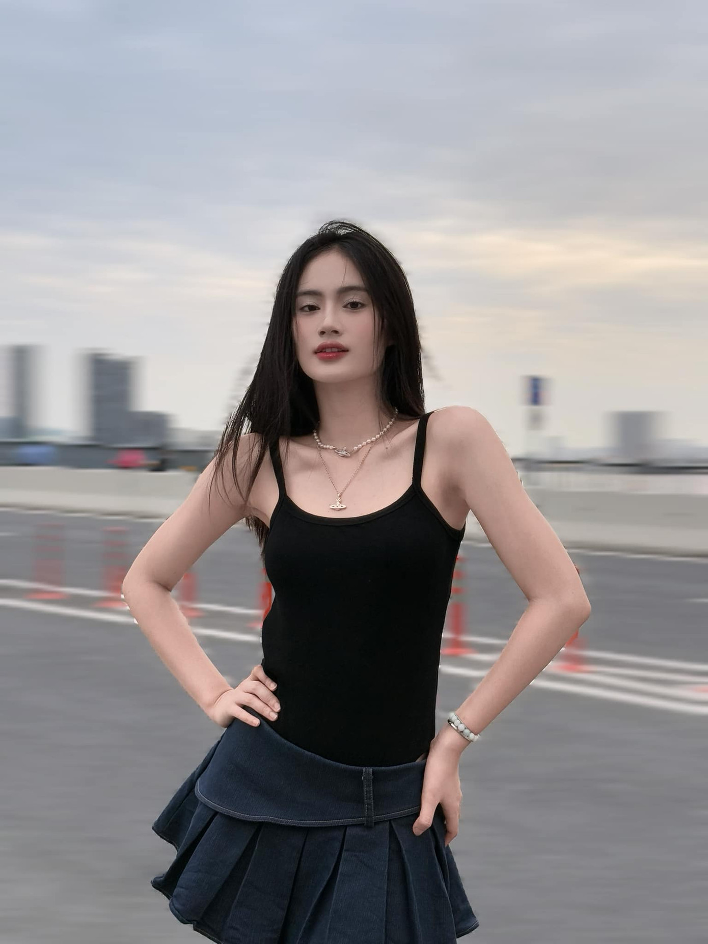 Vóc dáng Ý Nhi bị cho là hơi mảnh mai, cần tập luyện và có chế độ dinh dưỡng hợp lý hơn.