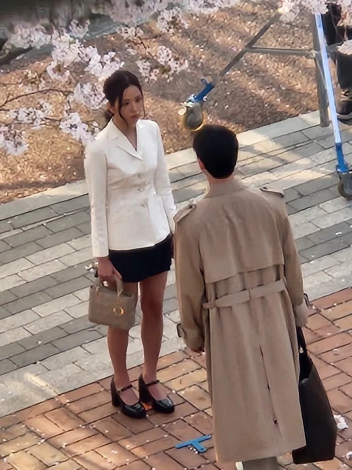 Một tạo hình của Jisoo bị netizen chưa ưng ý.