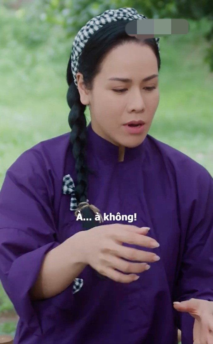 Đôi tay Thơm luôn được chăm sóc nuột nà dù phải lao động vất vả. Đôi tay Thơm luôn được chăm sóc nuột nà dù phải lao động vất vả.