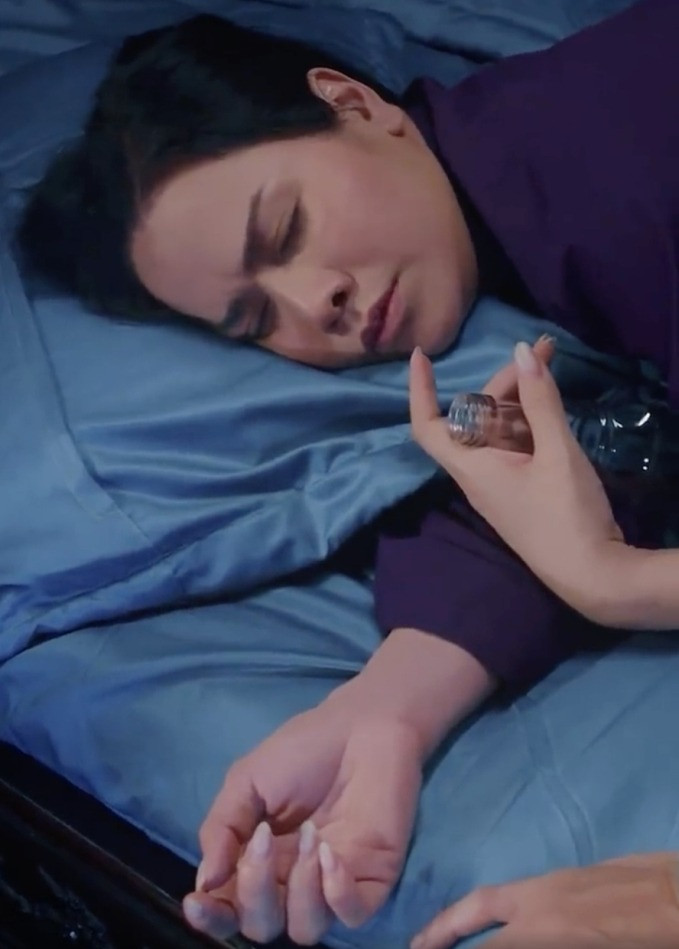 Đôi tay Thơm luôn được chăm sóc nuột nà dù phải lao động vất vả. Đôi tay Thơm luôn được chăm sóc nuột nà dù phải lao động vất vả.