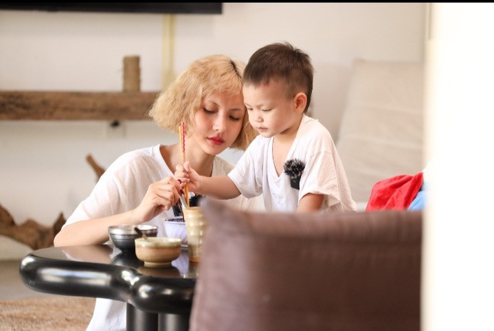 Hai mẹ con Lâm Minh đã chuyển ra sống riêng sau ồn ào với Decao. Hai mẹ con Lâm Minh đã chuyển ra sống riêng sau ồn ào với Decao.