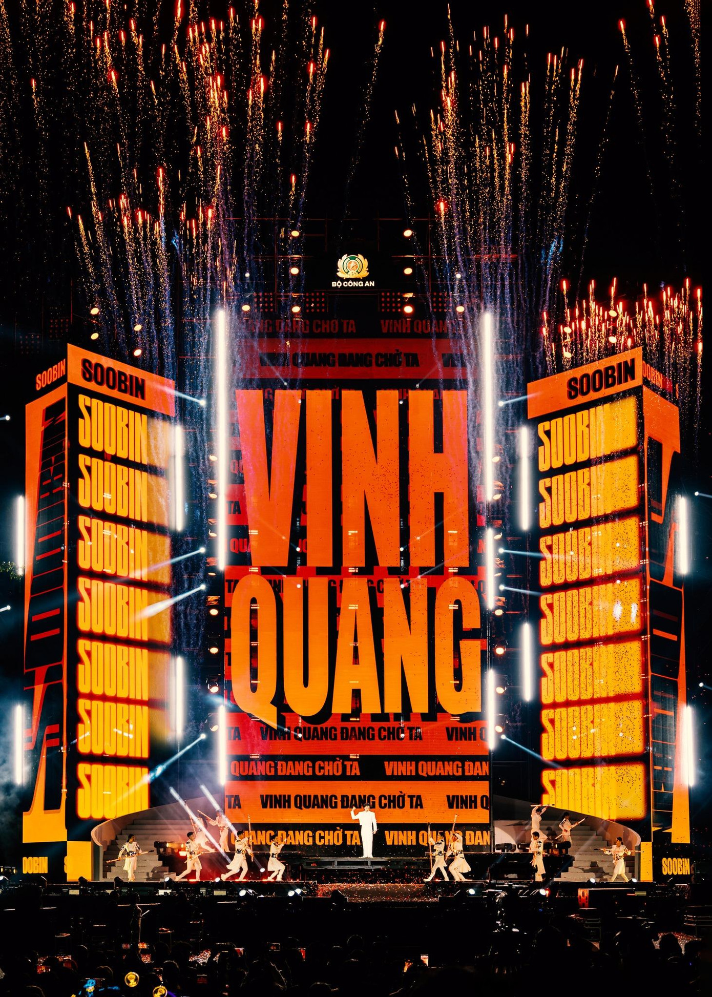 Visual LED do Hoàng cùng đồng đội thực hiện tại Gala "Vinh Quang Công An Nhân Dân Việt Nam".