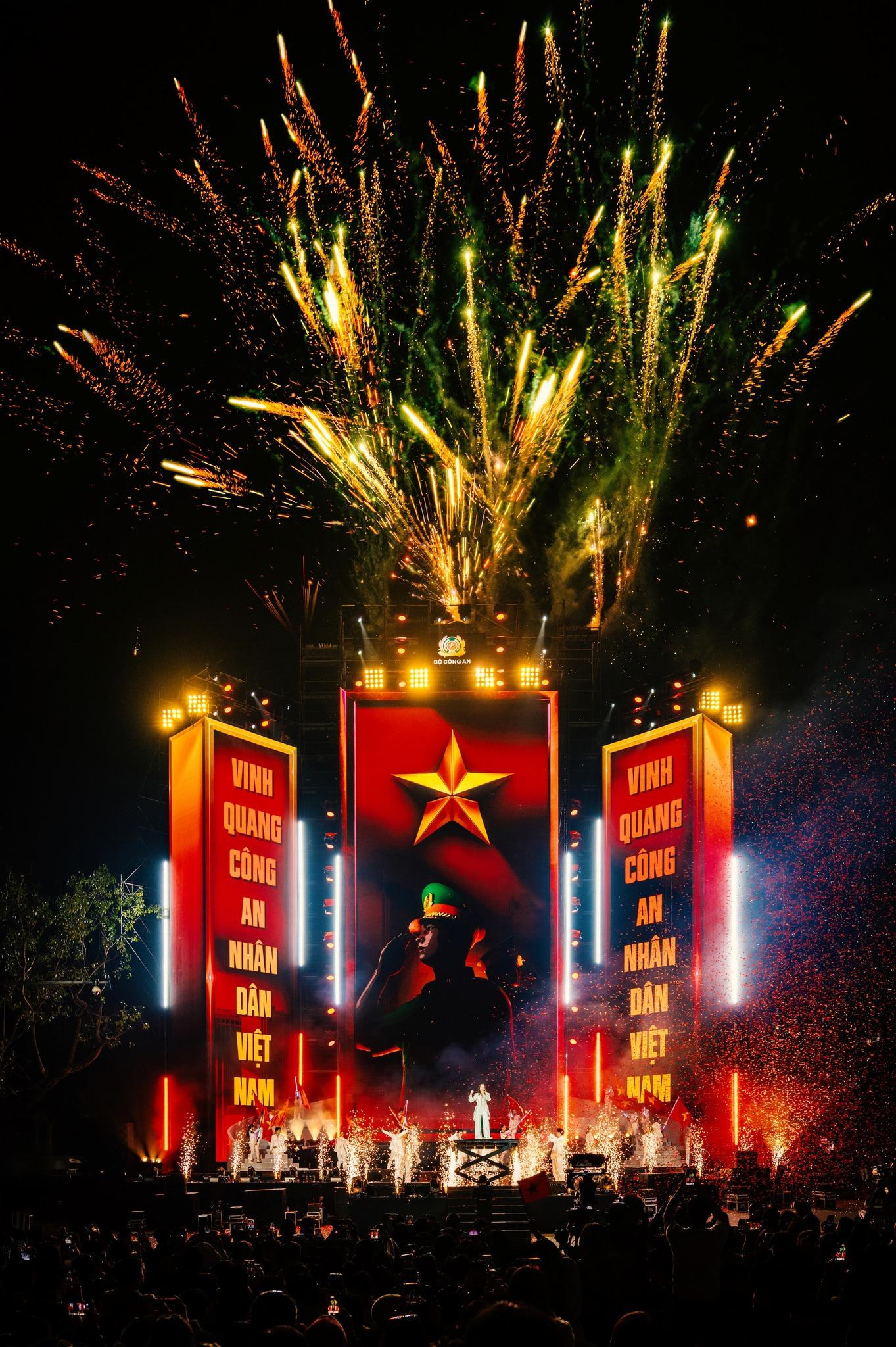 Visual LED do Hoàng cùng đồng đội thực hiện tại Gala "Vinh Quang Công An Nhân Dân Việt Nam".