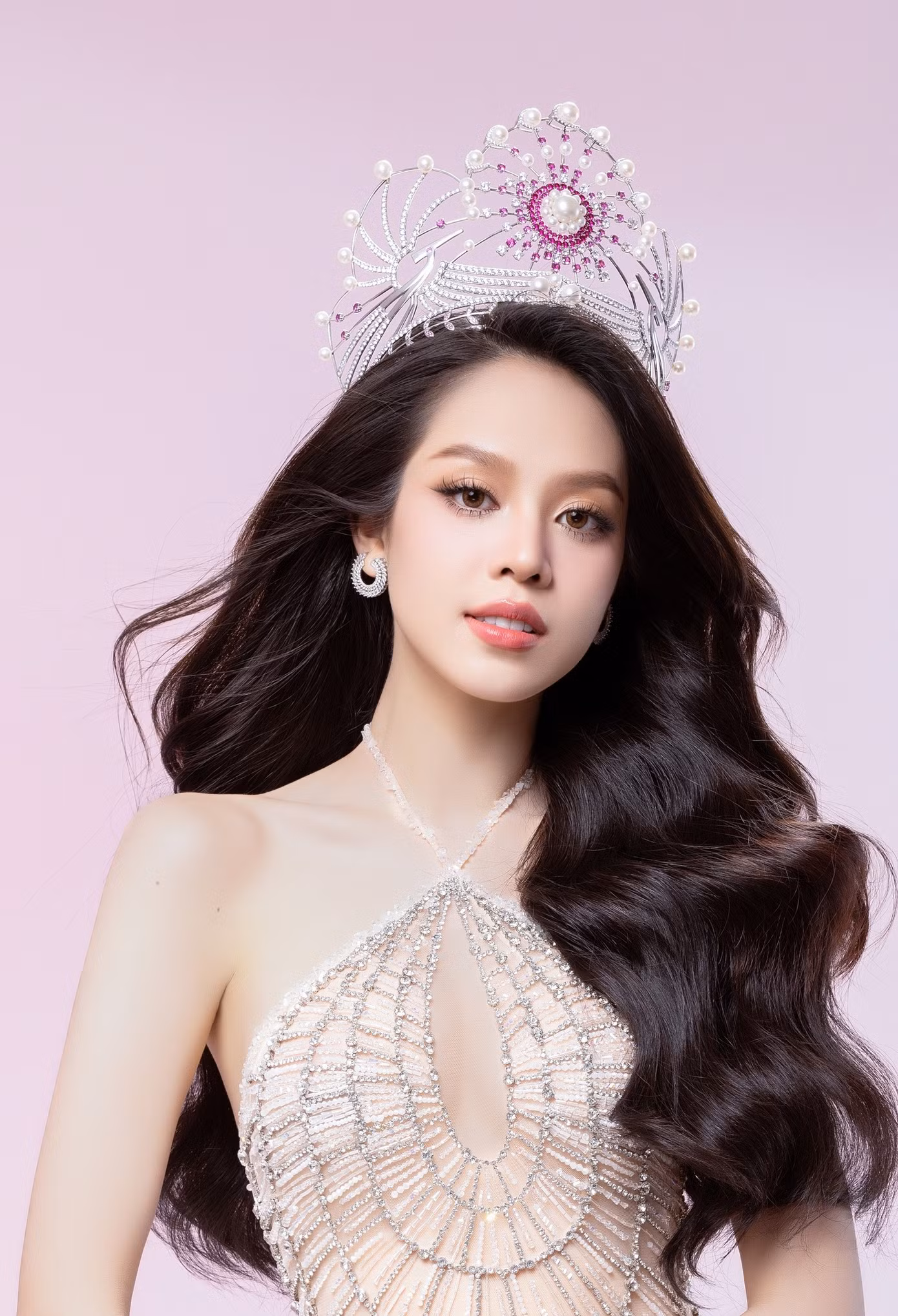 Thanh Thủy đầy ngọt ngào trong ảnh profile dự thi Hoa hậu Quốc tế 2024.