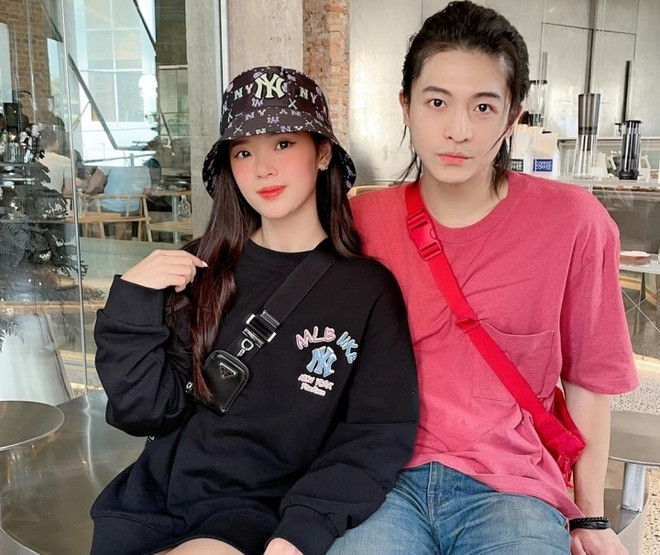 Harry Lu là người bạn thân thiết đầu tiên nhận được thiệp cưới từ Midu. Harry Lu là người bạn thân thiết đầu tiên nhận được thiệp cưới từ Midu.