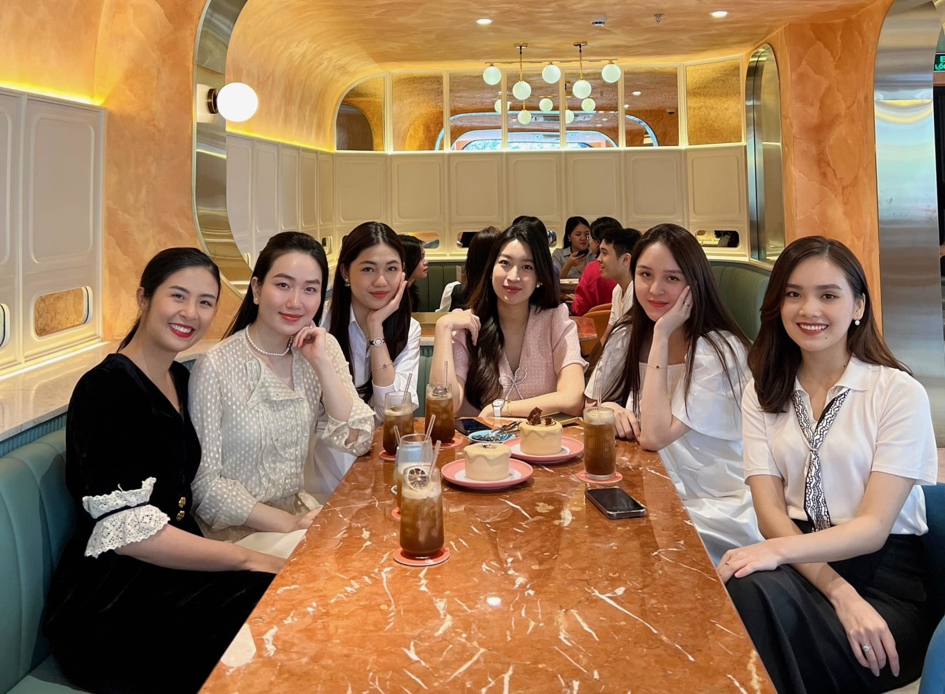 Đỗ Mỹ Linh luôn giấu dáng rất khéo léo.