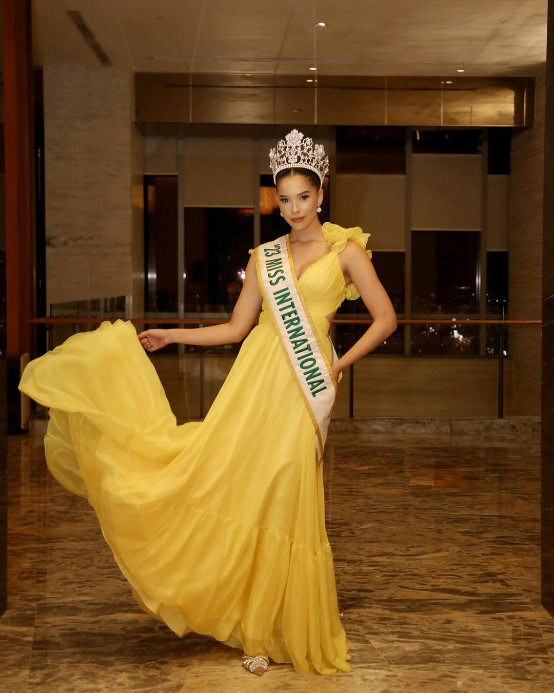 Sau khi về Venezuela thì Andrea Rubio mới khoác đủ bộ vương miện và sash.