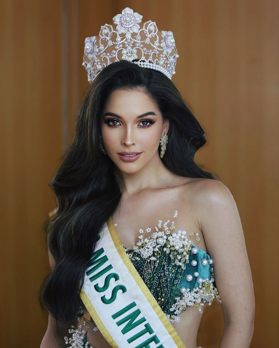 Sau khi về Venezuela thì Andrea Rubio mới khoác đủ bộ vương miện và sash.