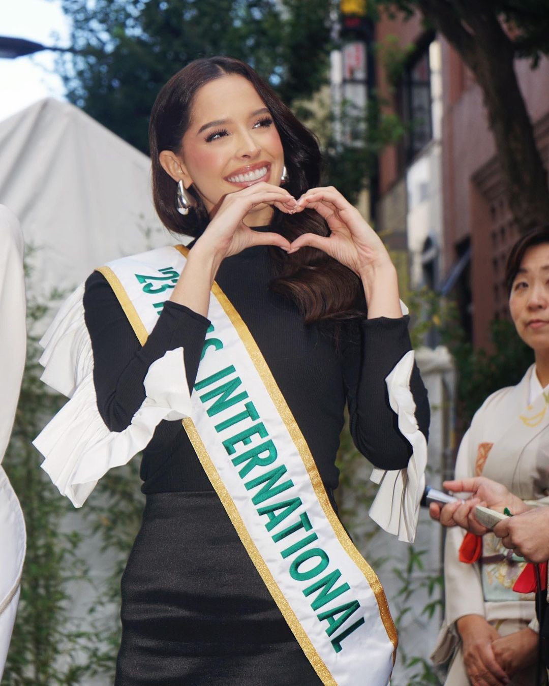 Các người đẹp chiến thắng Miss International 2023 cũng chỉ đeo sash sau đêm Chung kết khi tham gia các hoạt động.