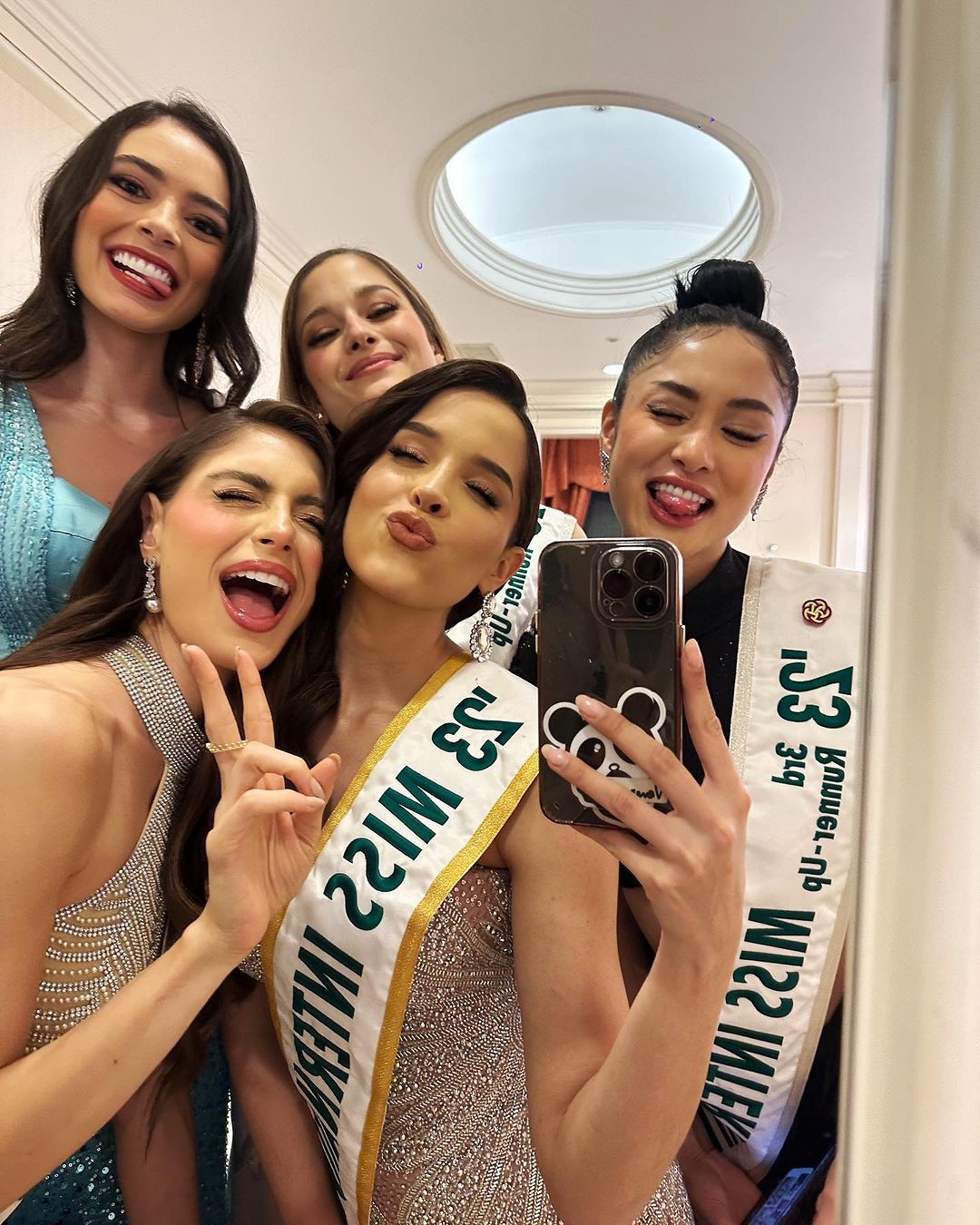 Các người đẹp chiến thắng Miss International 2023 cũng chỉ đeo sash sau đêm Chung kết khi tham gia các hoạt động.