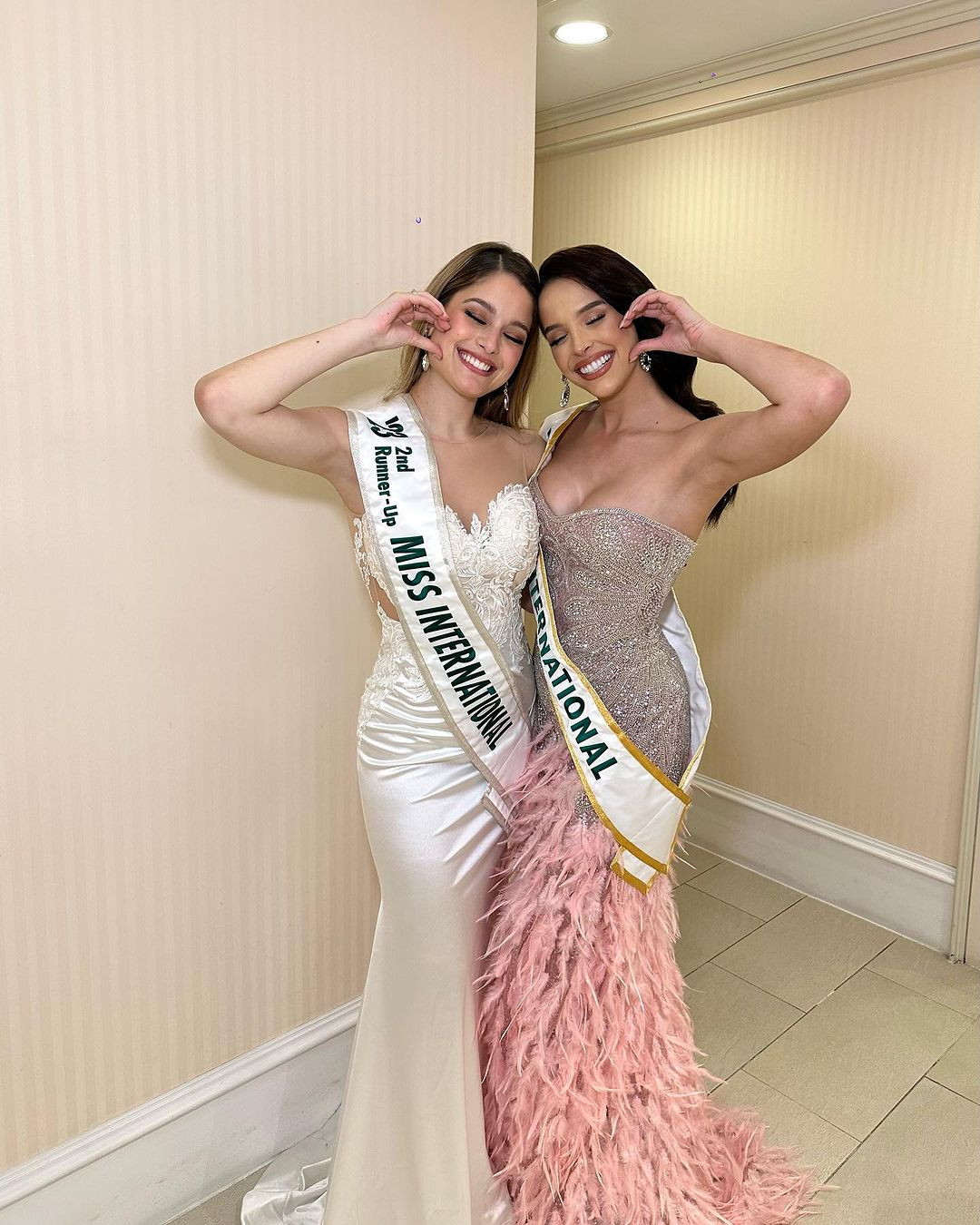 Các người đẹp chiến thắng Miss International 2023 cũng chỉ đeo sash sau đêm Chung kết khi tham gia các hoạt động.