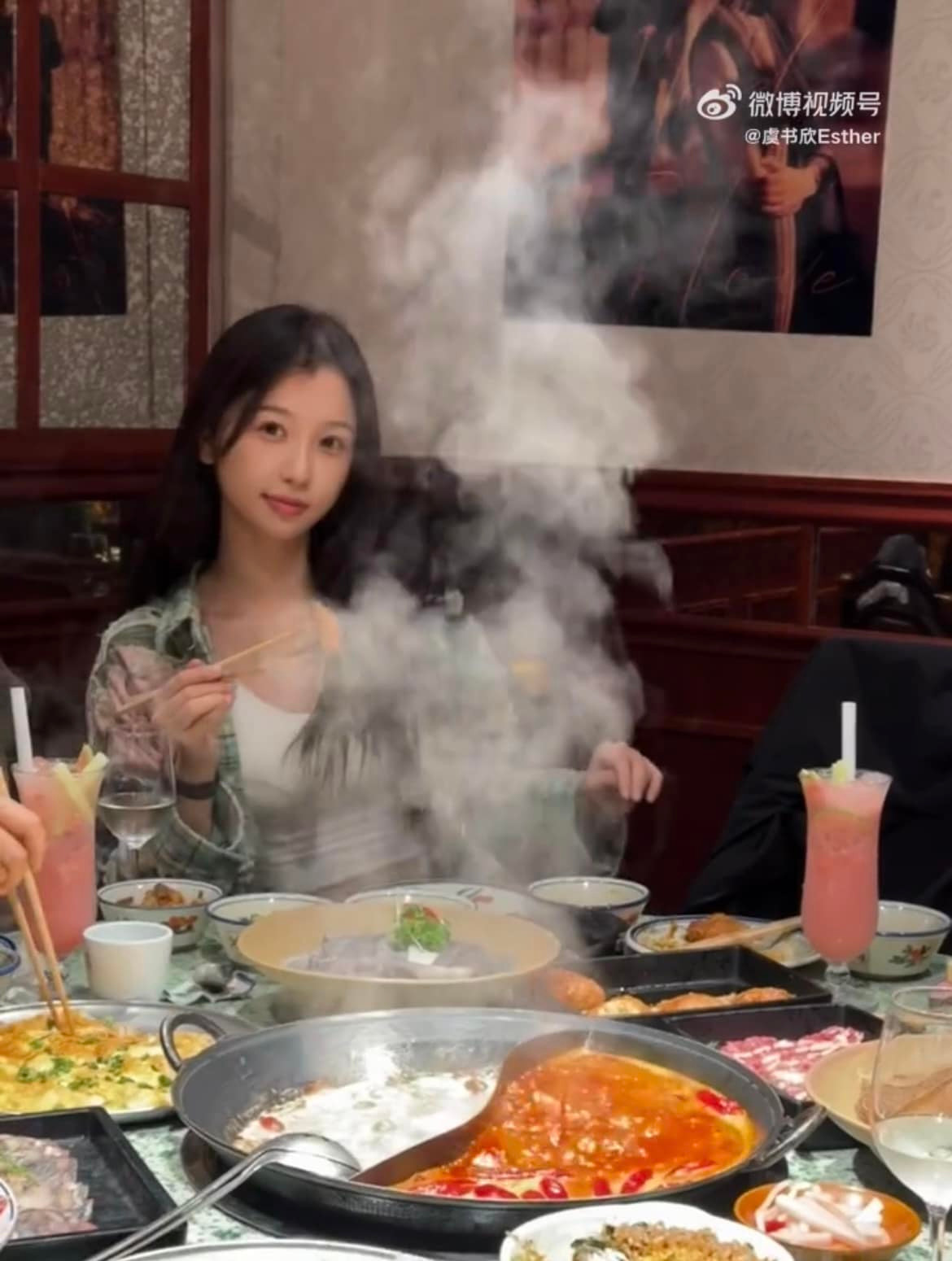 Ngu Thư Hân nhí nhảnh đi ăn lẩu. Ngu Thư Hân nhí nhảnh đi ăn lẩu.