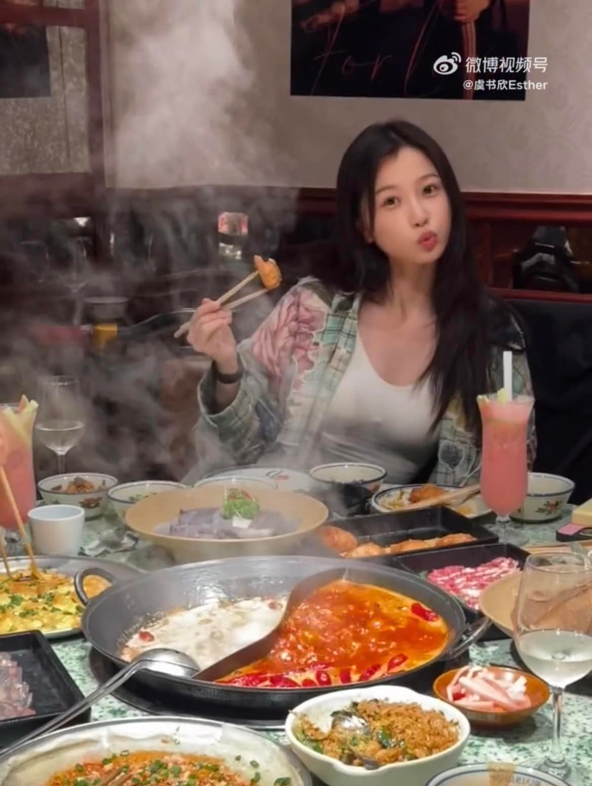 Ngu Thư Hân nhí nhảnh đi ăn lẩu. Ngu Thư Hân nhí nhảnh đi ăn lẩu.