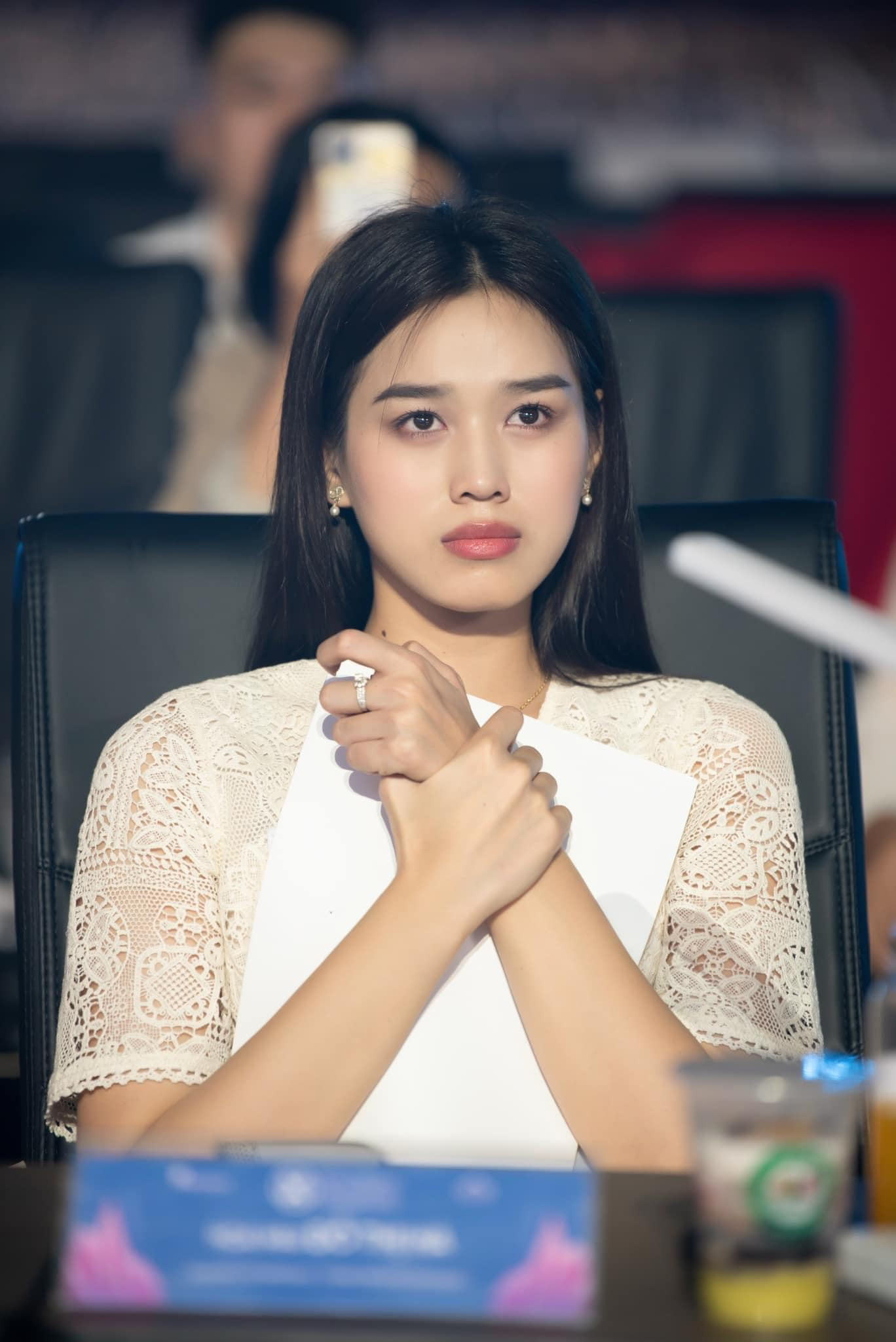 Cô luôn nghiêm túc khi làm giám khảo ở Miss World Vietnam 2023.