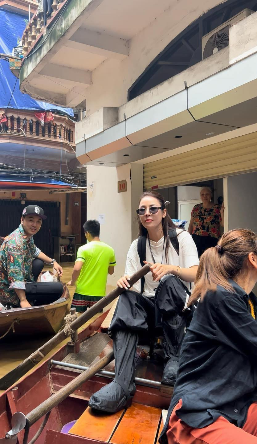 Các nghệ sĩ di chuyển bằng thuyền dù nước ngập không cao. Các nghệ sĩ di chuyển bằng thuyền dù nước ngập không cao.