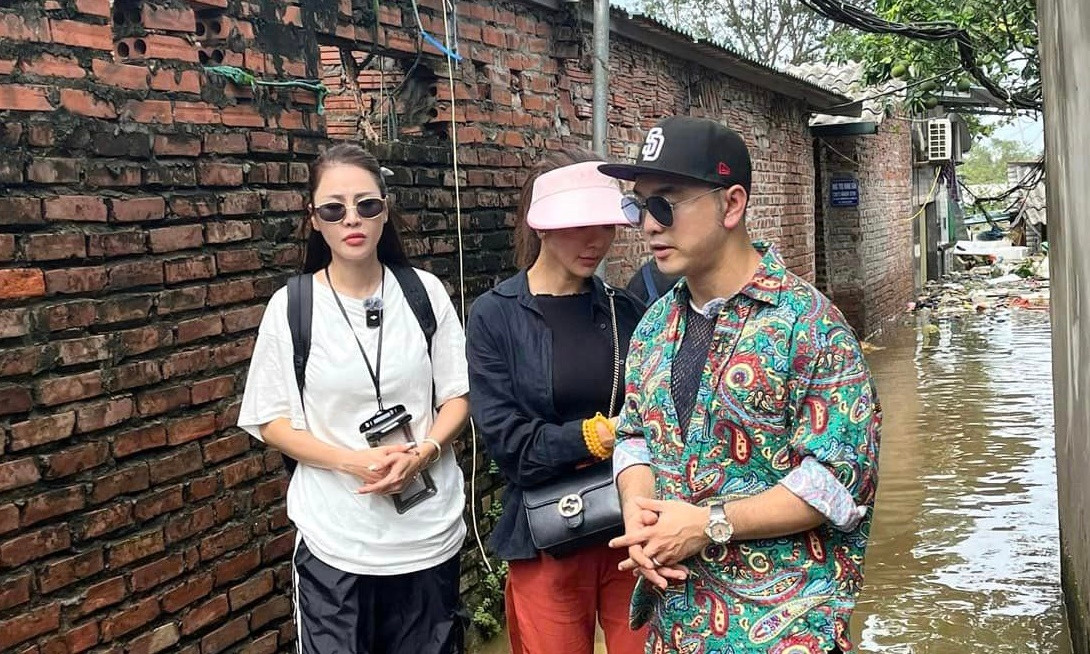 Quế Vân khẳng định ba người tới tặng quà cho các gia đình khó khăn. Quế Vân khẳng định ba người tới tặng quà cho các gia đình khó khăn.