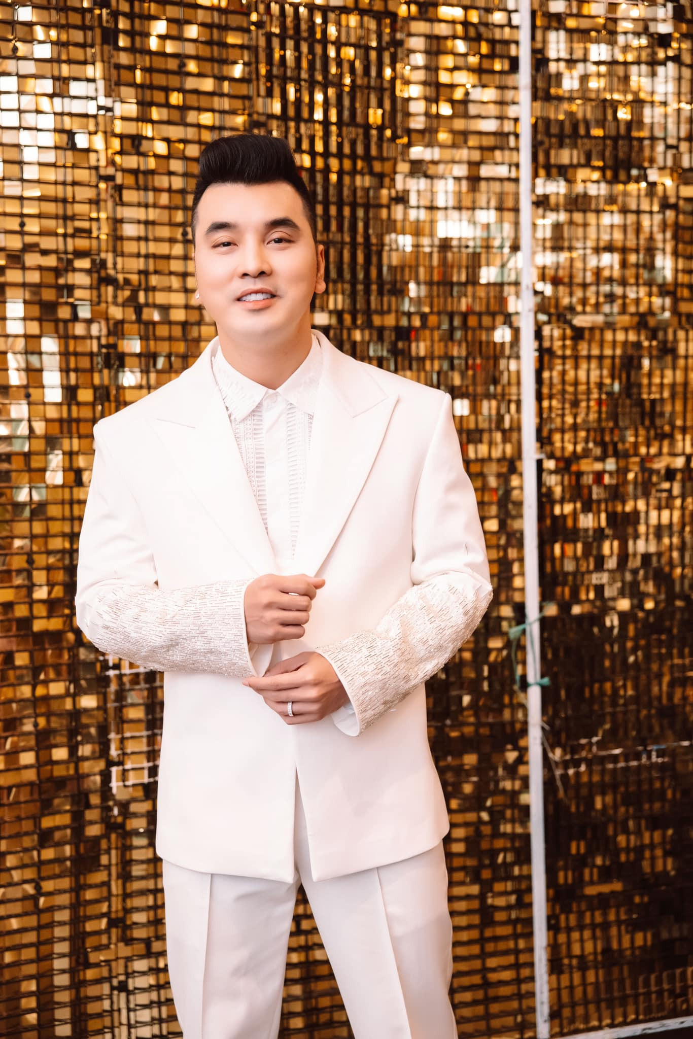 Ưng Hoàng Phúc bức xúc khi bị cho là "làm từ thiện ở khu nhà giàu". Ưng Hoàng Phúc bức xúc khi bị cho là "làm từ thiện ở khu nhà giàu".