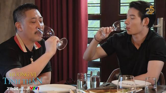 Huy phát hiện ông Tấn và Dũng cầm ly giống nhau Huy phát hiện ông Tấn và Dũng cầm ly giống nhau