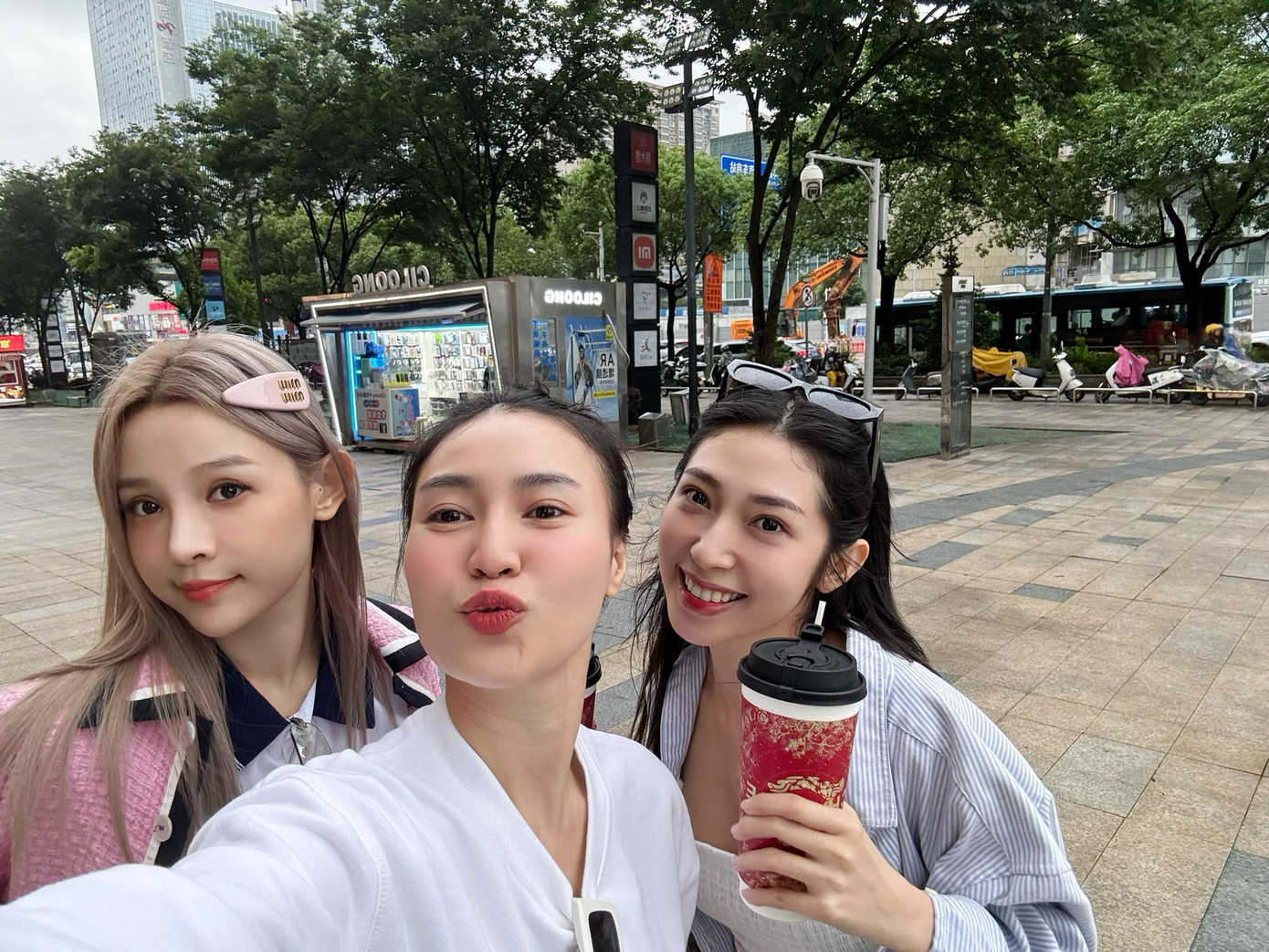 Lan Ngọc cùng nhóm LUNAS sang Trung Quốc biểu diễn. Lan Ngọc cùng nhóm LUNAS sang Trung Quốc biểu diễn.