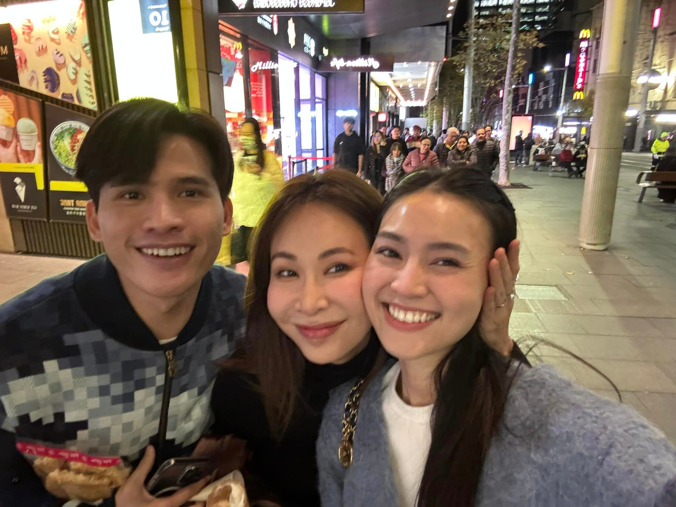 Uyên Linh, Quốc Thiên bất ngờ hội ngộ Lan Ngọc tại Úc. Uyên Linh, Quốc Thiên bất ngờ hội ngộ Lan Ngọc tại Úc.