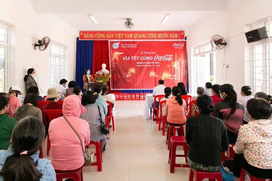 Chiến lược phát triển bền vững của Coca-Cola tại Việt Nam luôn gắn liền với mục tiêu chăm lo cho cộng đồng và con người. Chiến lược phát triển bền vững của Coca-Cola tại Việt Nam luôn gắn liền với mục tiêu chăm lo cho cộng đồng và con người.