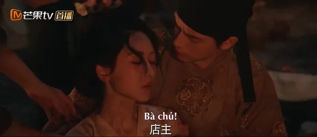 Tưởng Trường Dương đến cứu Mẫu Đơn khỏi đám cháy.