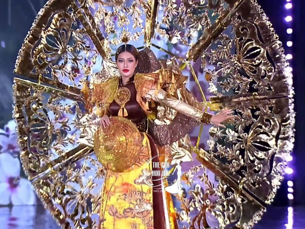 Thiên Ân đành phải dùng tay xoay vòng tròn vì mô tơ bị hỏng. Thiên Ân đành phải dùng tay xoay vòng tròn vì mô tơ bị hỏng.