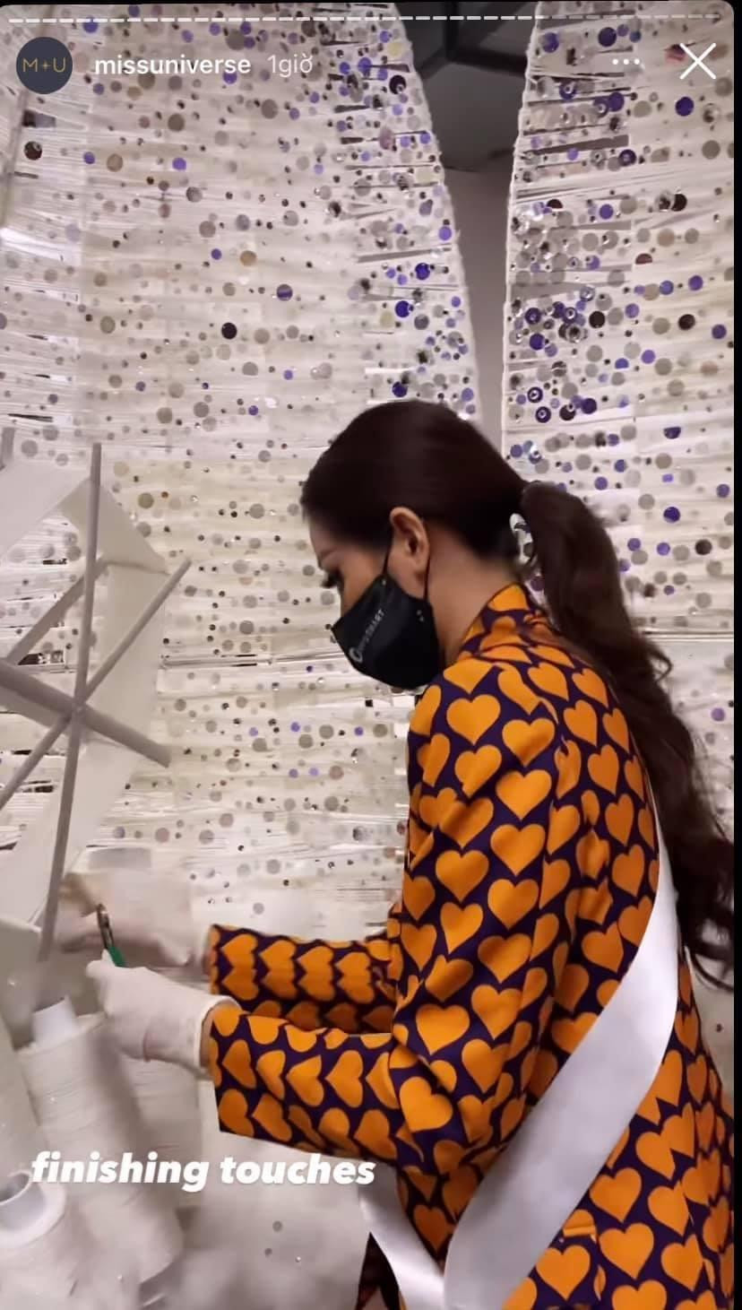 Khánh Vân tỉ mỉ chỉnh sửa các chi tiết cho chiếc kén Khánh Vân tỉ mỉ chỉnh sửa các chi tiết cho chiếc kén