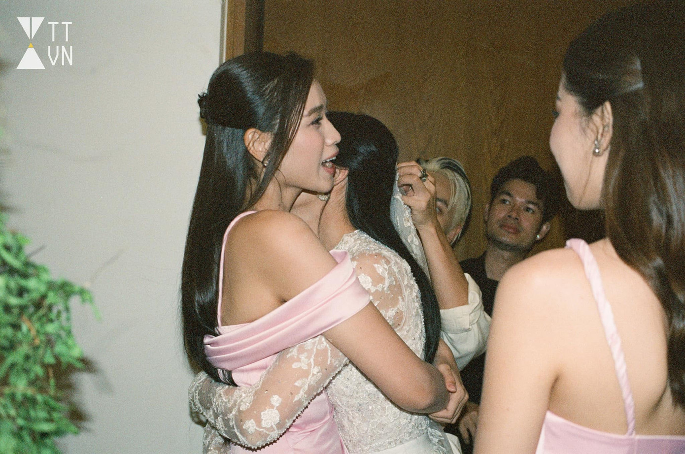 Đỗ Thị Hà chúc mừng ngày vui của đàn chị thân thiết. Đỗ Thị Hà chúc mừng ngày vui của đàn chị thân thiết.