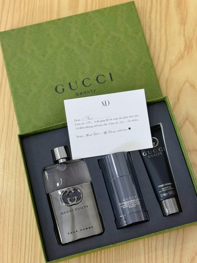 Hai vợ chồng Midu gửi quà cám ơn đến bạn bè đã tham gia bê tráp trong lễ ăn hỏi. Hai vợ chồng Midu gửi quà cám ơn đến bạn bè đã tham gia bê tráp trong lễ ăn hỏi.