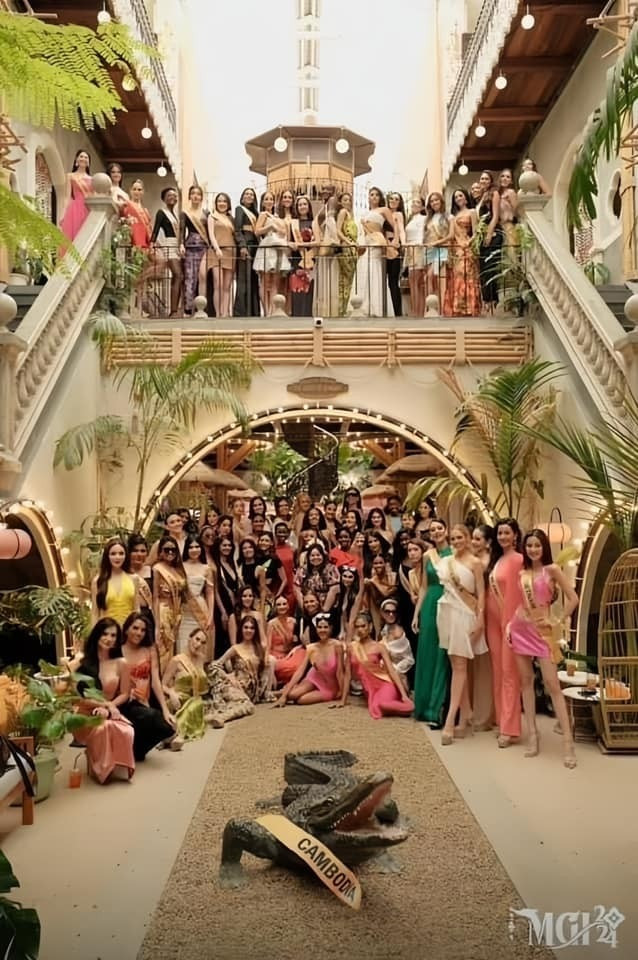 Ảnh bên phải được ghép khéo léo từ bức ảnh gốc bên trái.